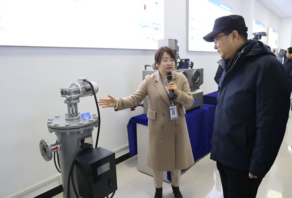 郑维国在水处理企业了解设备生产运行情况_副本.jpg